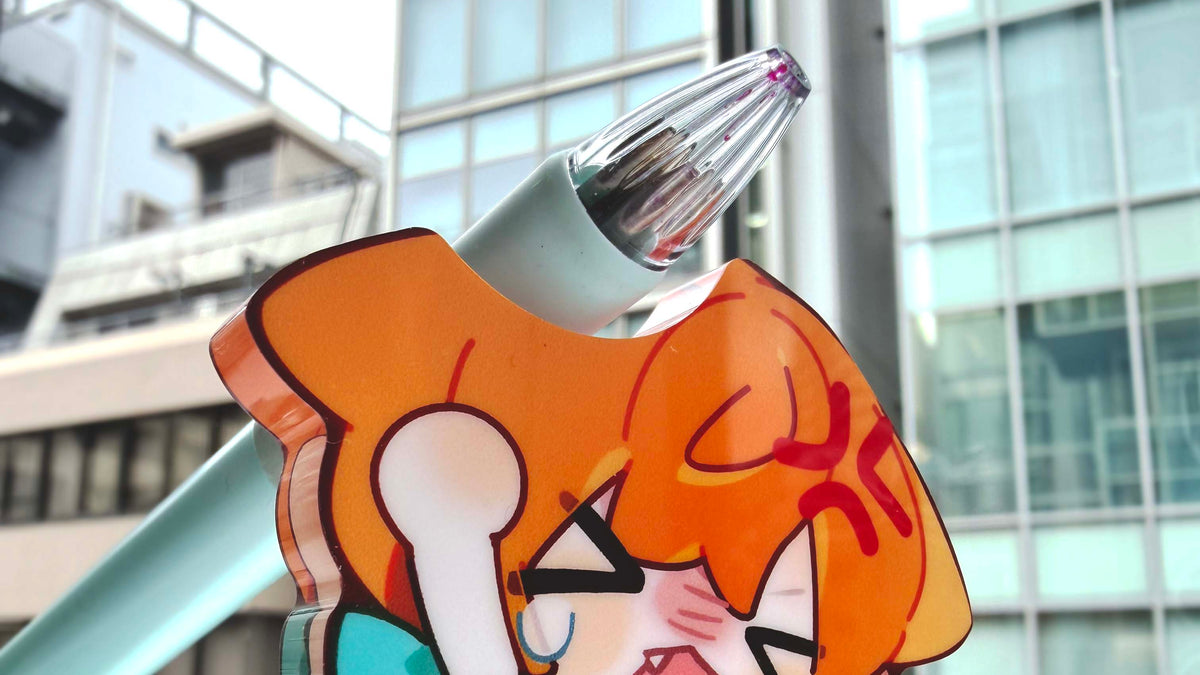 お気に入りのキャラクターがペンを支える!厚さ8mmのオリジナル厚手アクリルペンスタンド