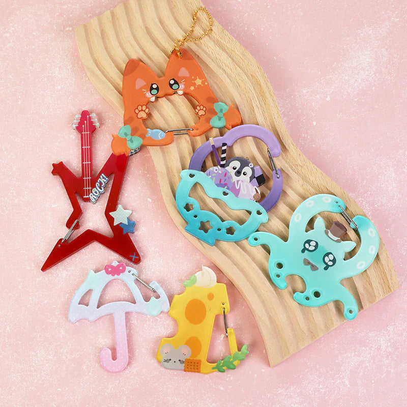 キーホルダーのその先へ：クリエイティブなオリジナルアクリルカラビナ | Vograce 新しい形で、あなたのアートを持ち歩こう